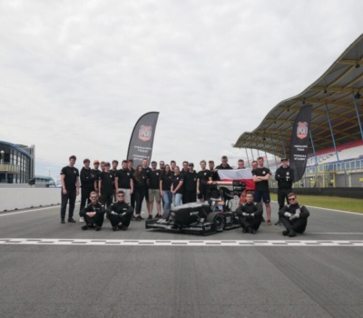 Troton unterstützte die Studenten dabei, ein Auto für den Wettbewerb zu bauen Troton unterstützte die Studenten dabei, ein Auto für den Wettbewerb zu bauen